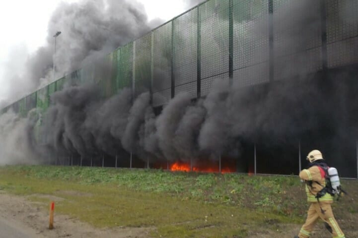 Meerdere voertuigen in brand in parkeergarage Rotterdam