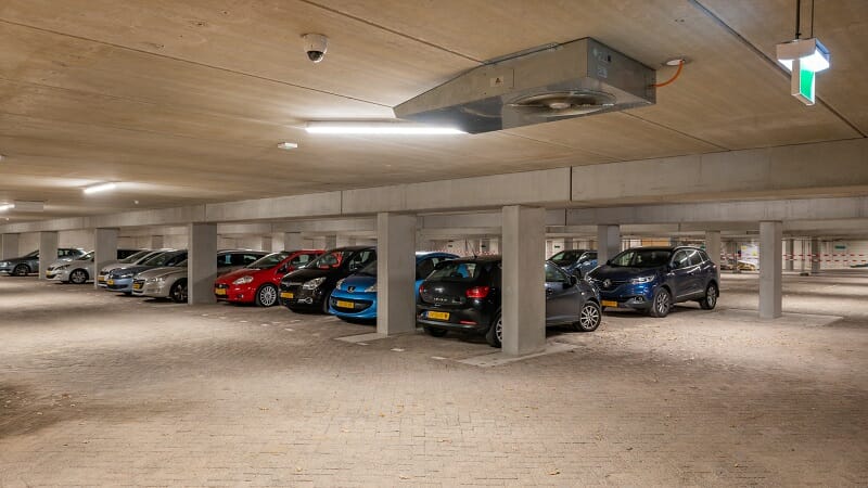 Auto uitgebrand in parkeergarage in Alkmaar