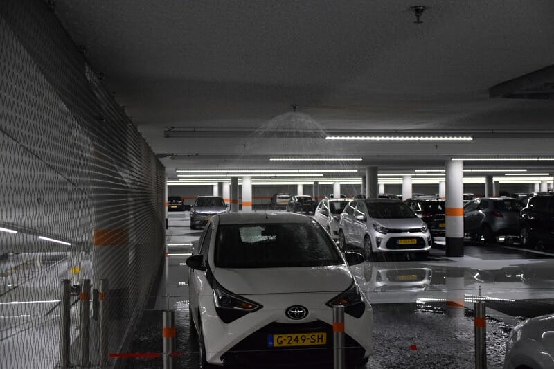 Hevige waterschade door gesprongen sprinkler in parkeergarage, Wolweg in Veenendaal | System-Care B.V.